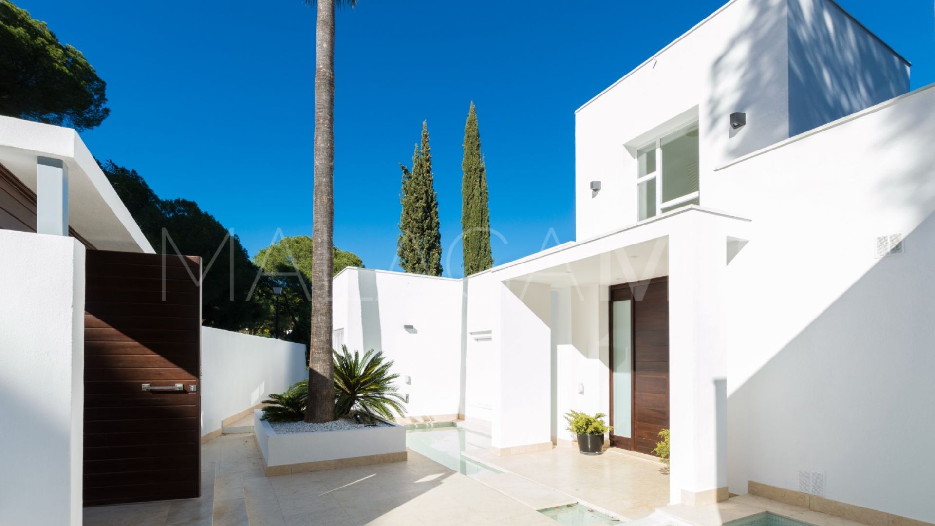 Villa with 5 bedrooms for sale in Nueva Andalucia