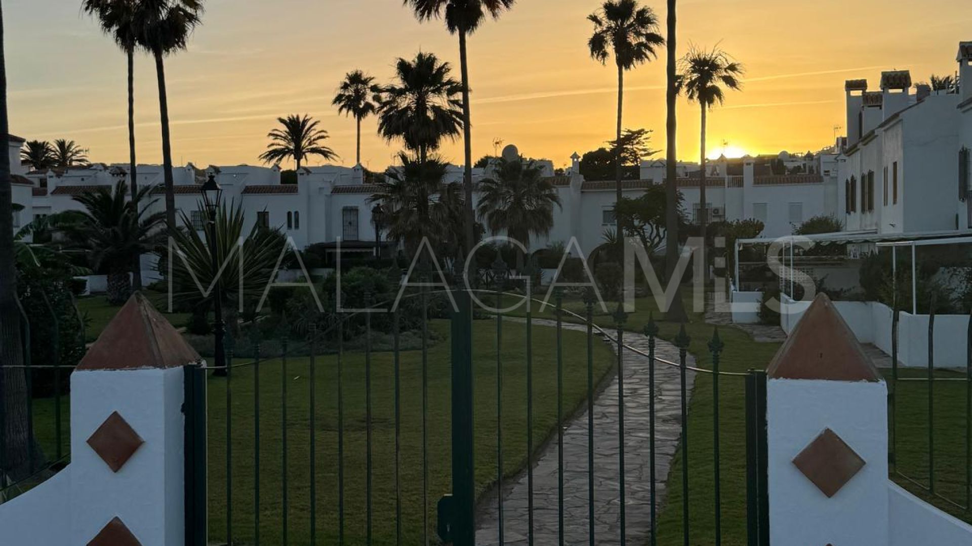 Parhus for sale in Casares Playa