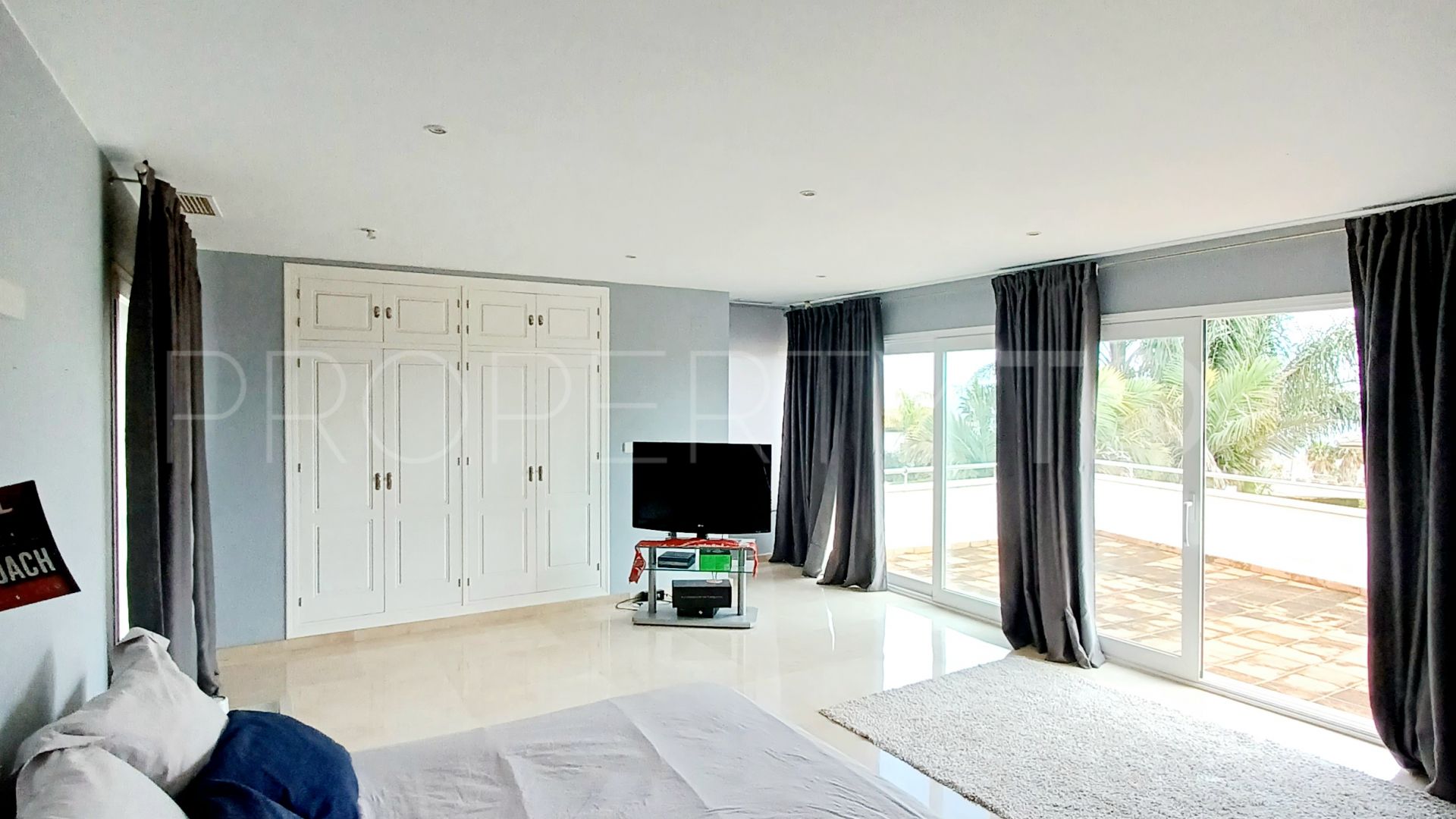 5 bedrooms villa in Alcaidesa Costa for sale