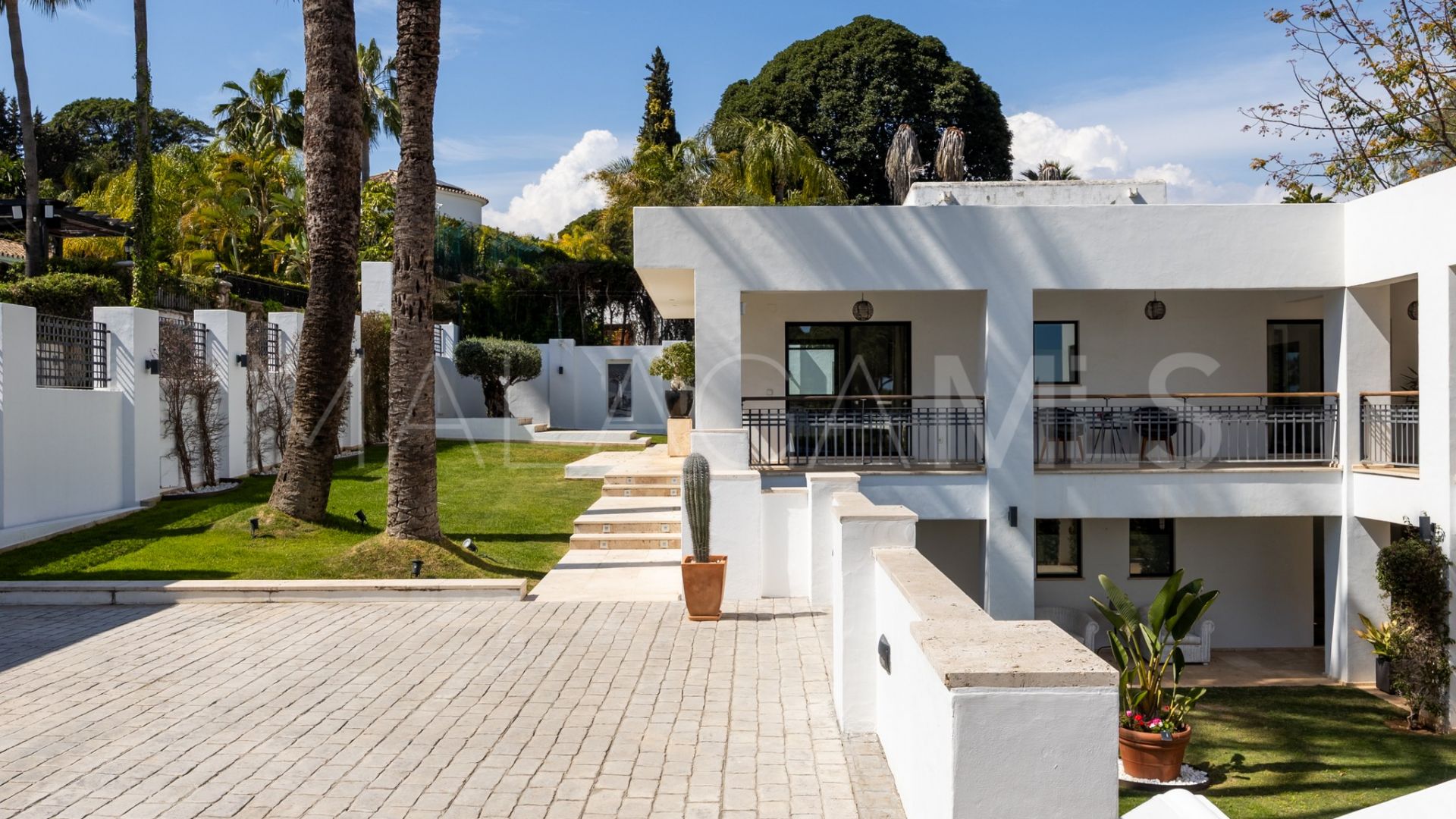 Villa for sale with 5 bedrooms in Las Brisas