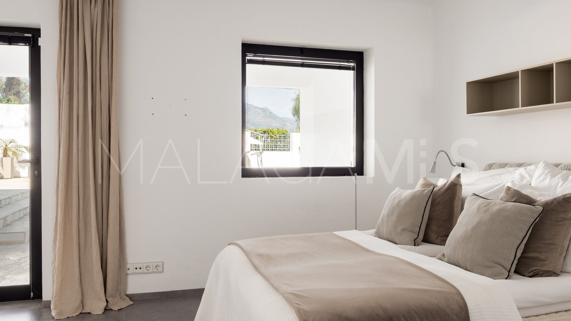 Villa for sale with 5 bedrooms in Las Brisas