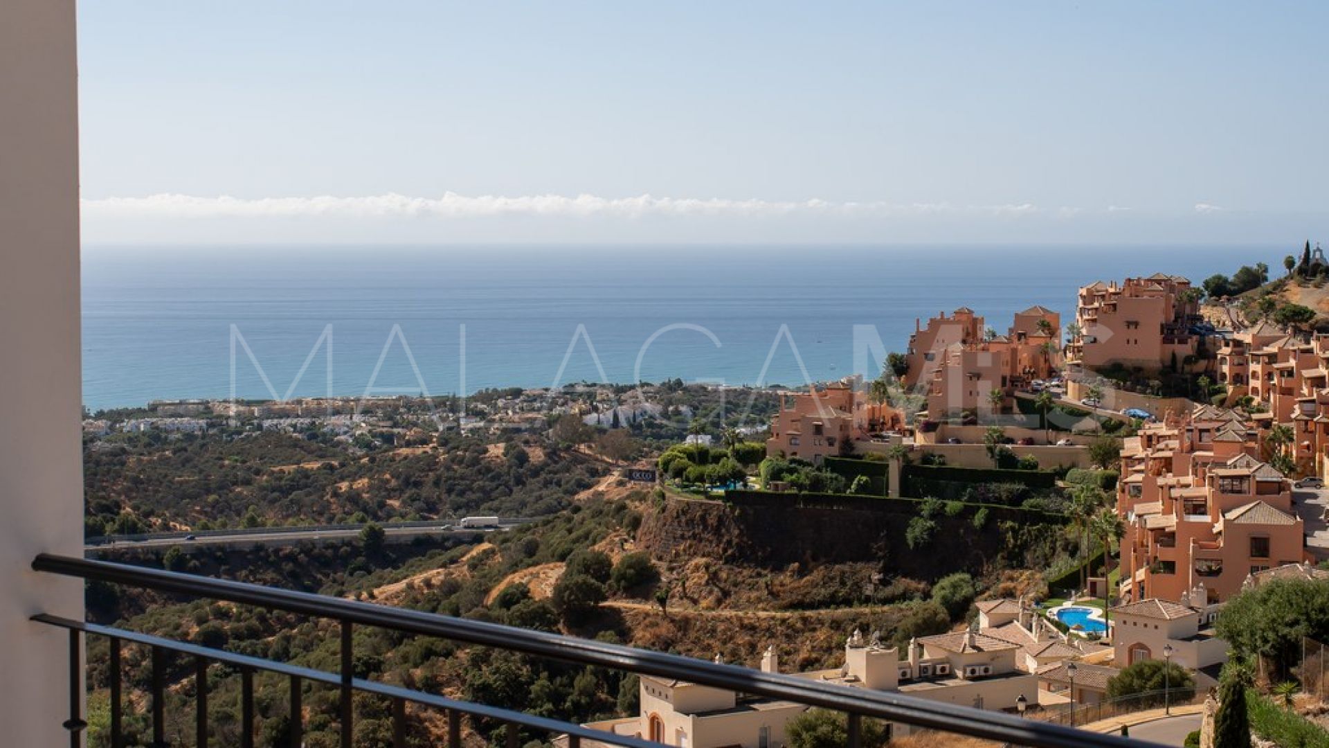 For sale penthouse in Sitio de Calahonda