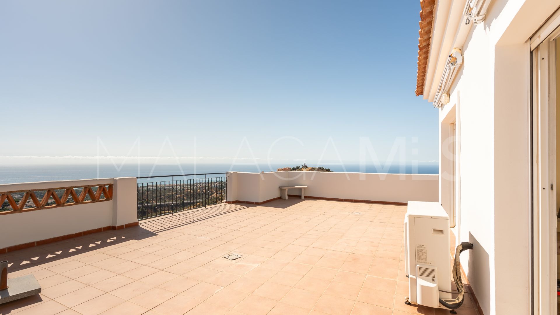 For sale penthouse in Sitio de Calahonda