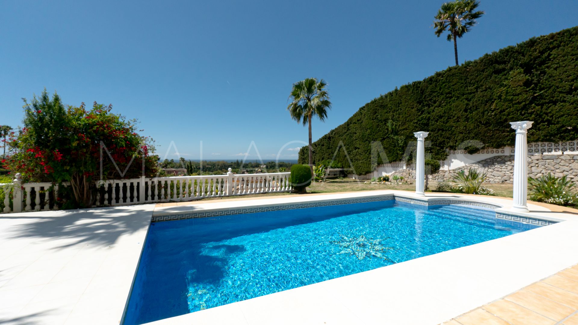 Villa for sale in Elviria