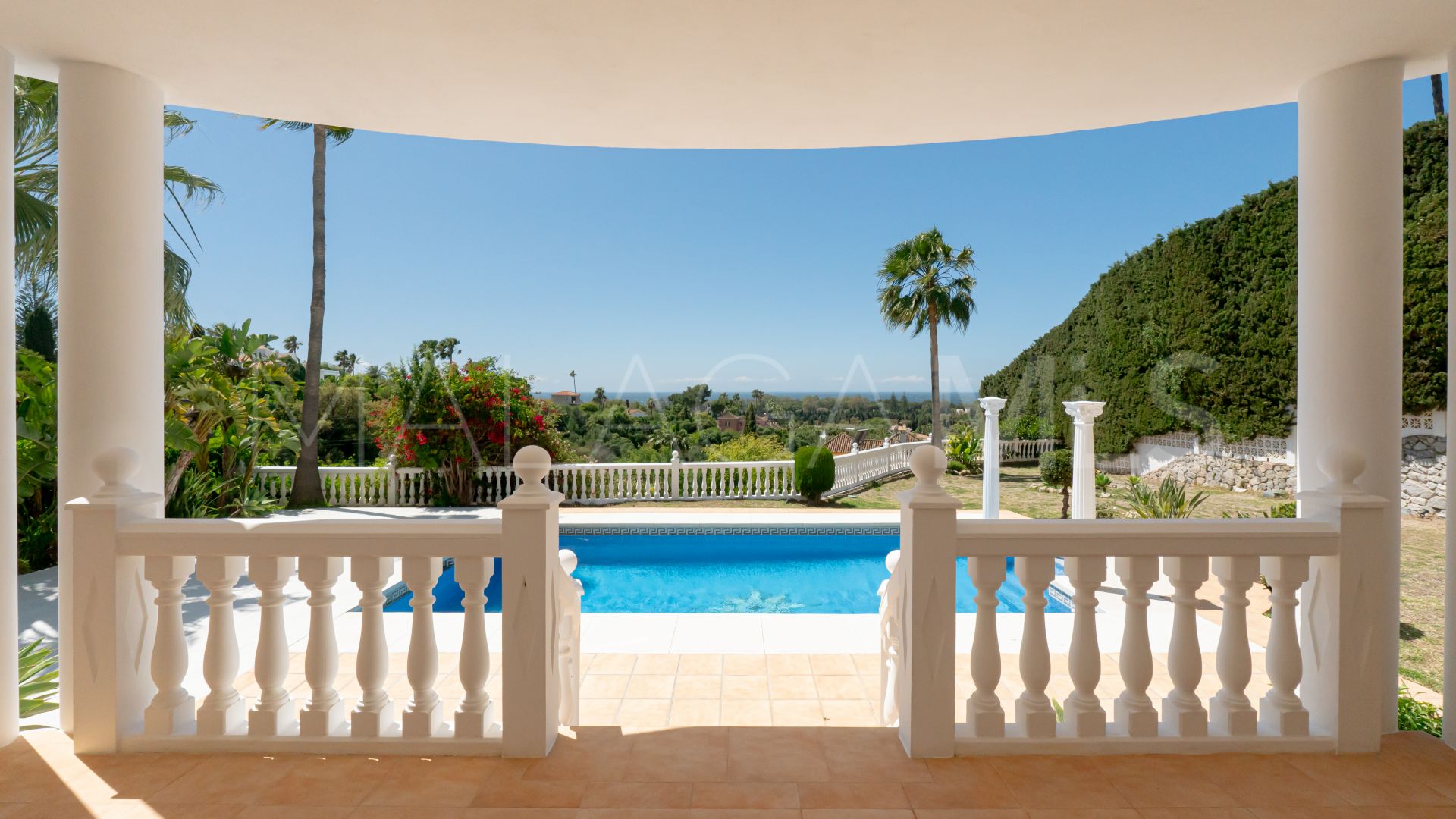 Villa for sale in Elviria