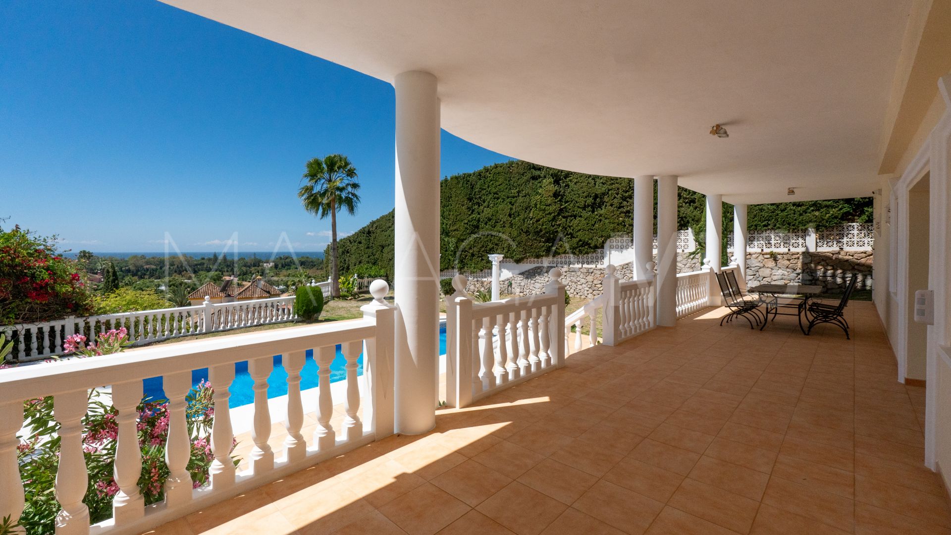 Villa for sale in Elviria