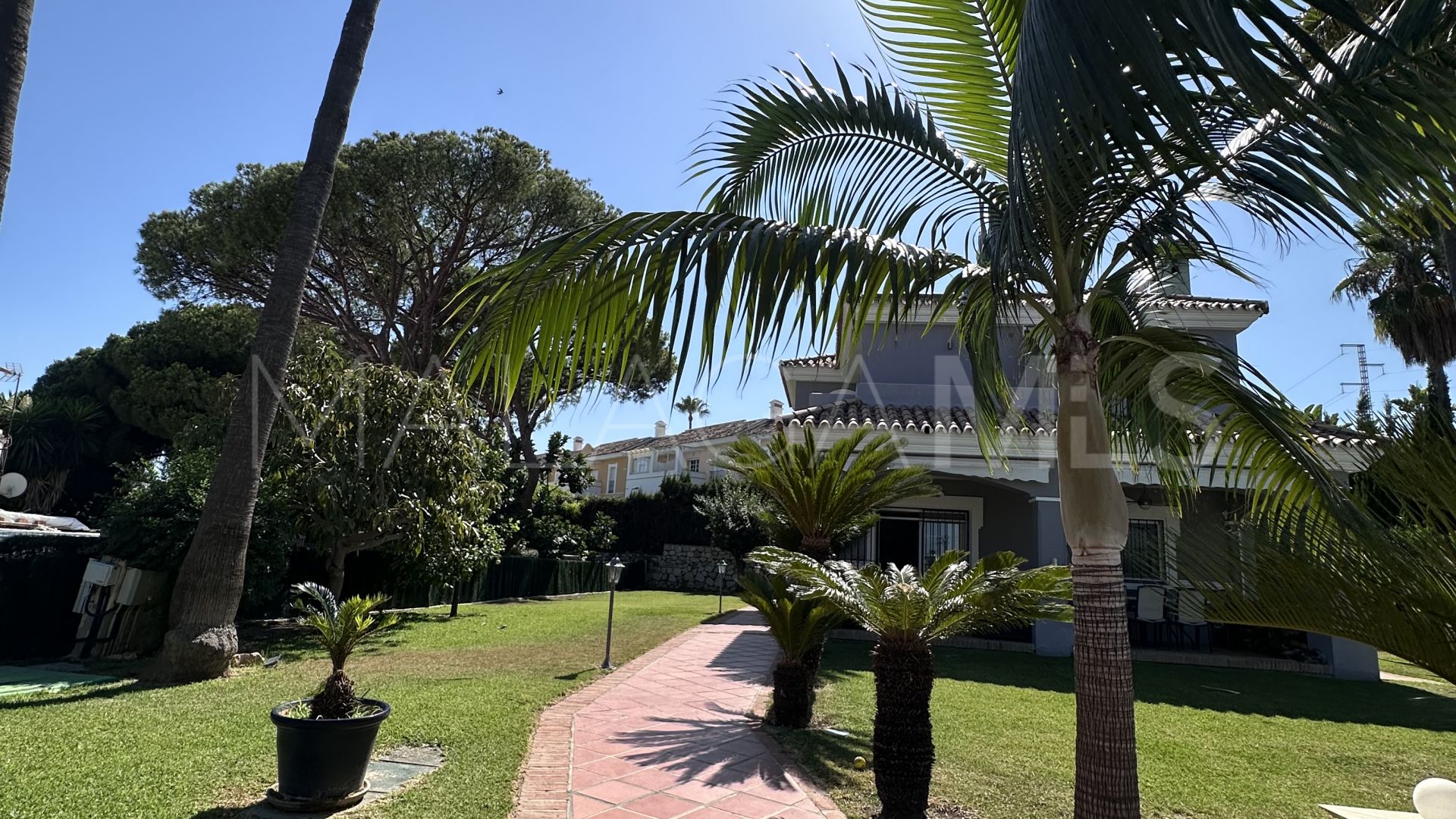 Villa for sale in Estepona