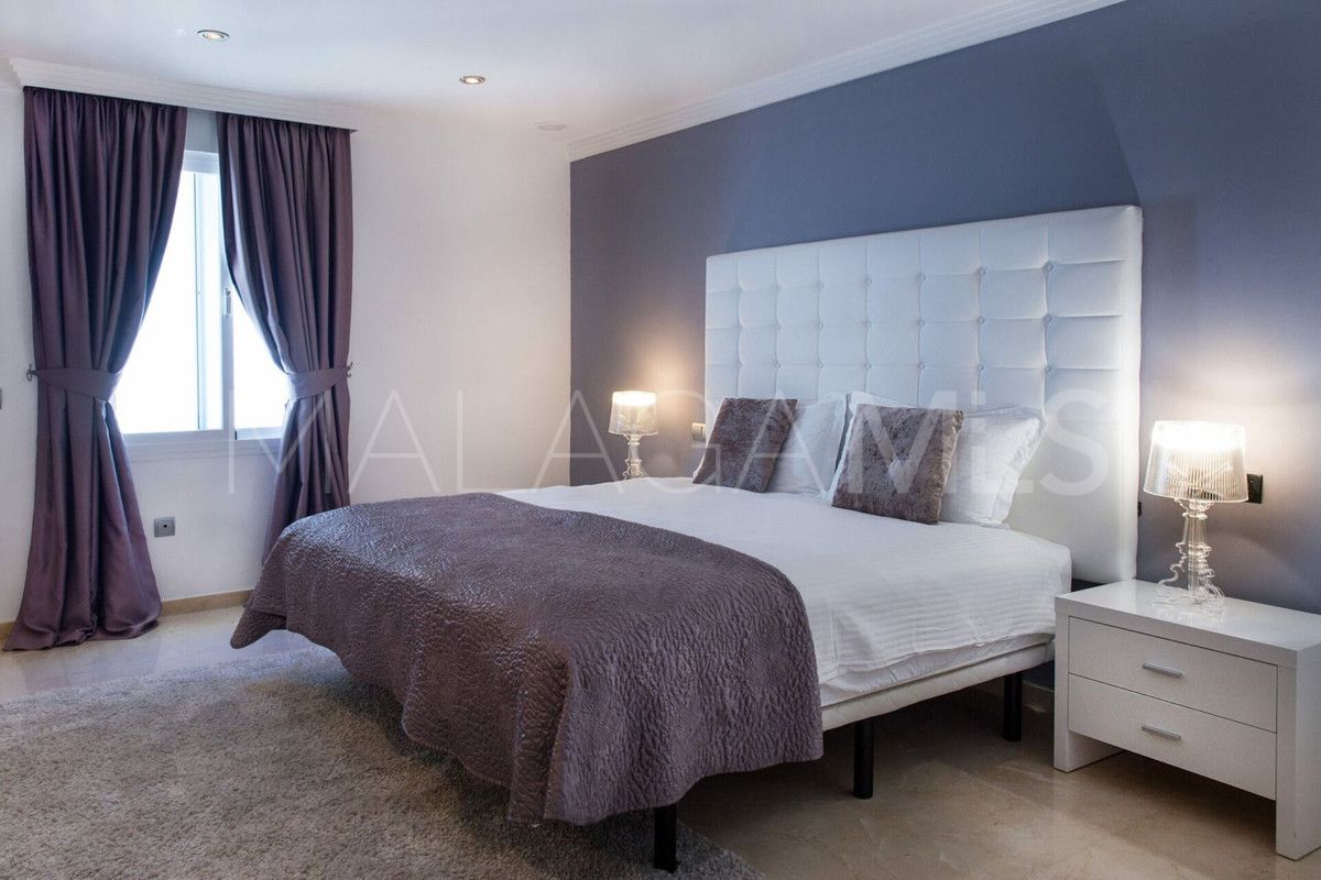 Villa for sale in Elviria