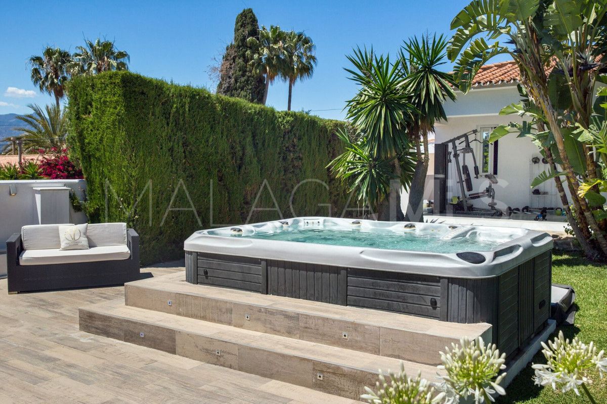 Villa for sale in Elviria