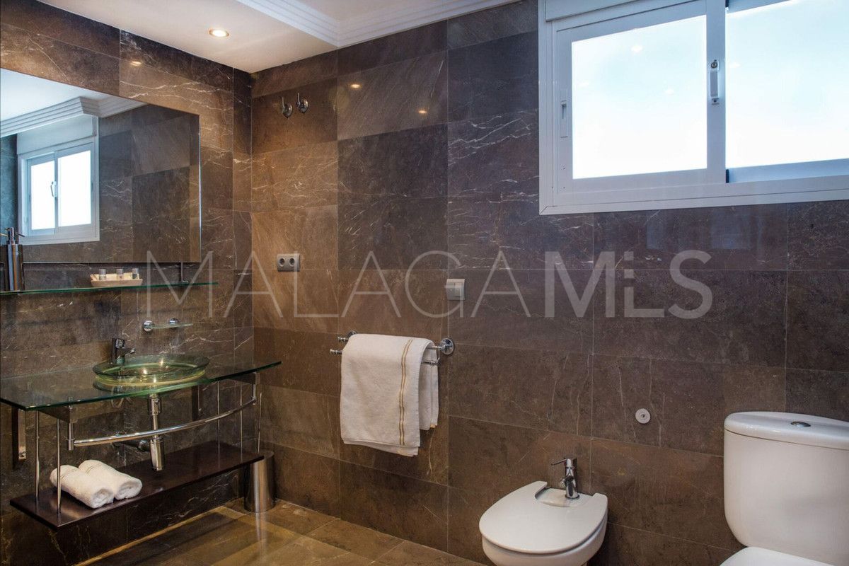 Villa for sale in Elviria