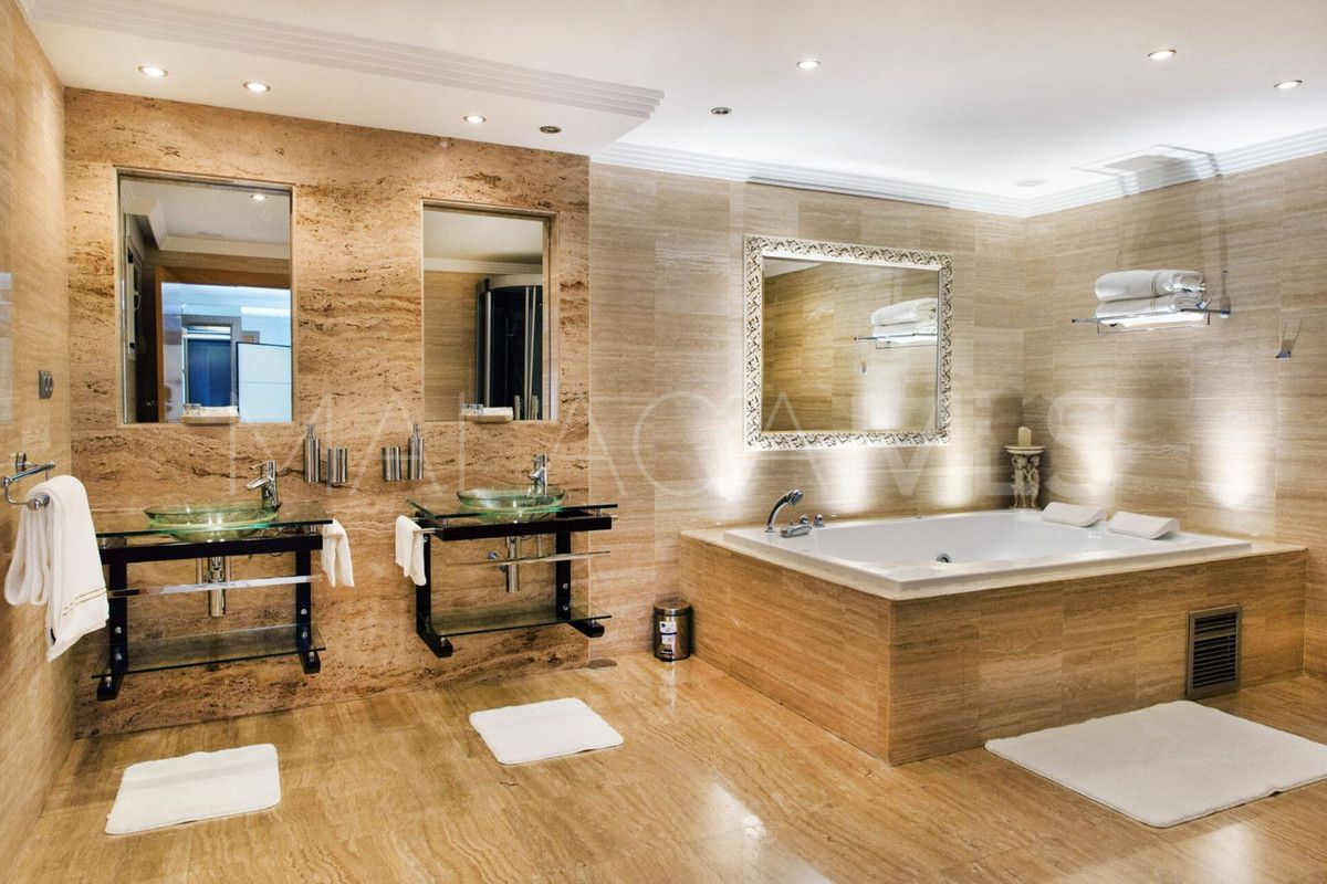 Villa for sale in Elviria