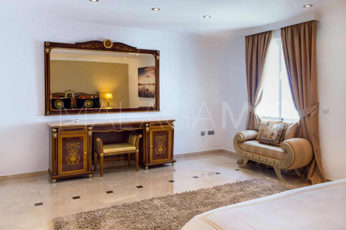 Villa for sale in Elviria
