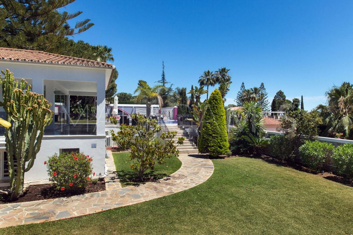 Villa for sale in Elviria
