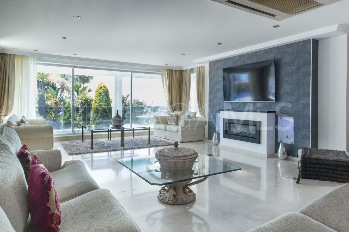 Villa for sale in Elviria