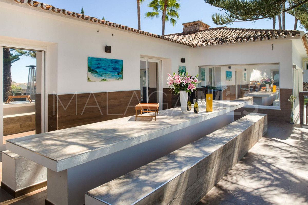 Villa for sale in Elviria