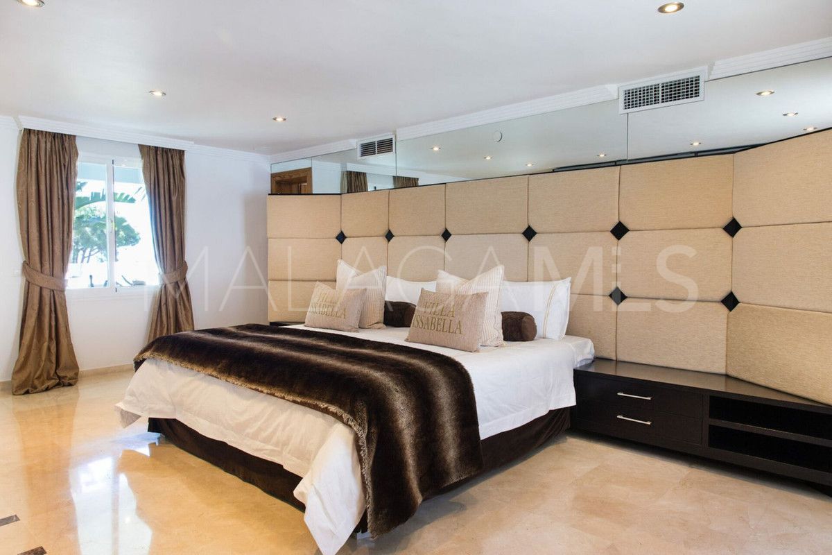 Villa for sale in Elviria