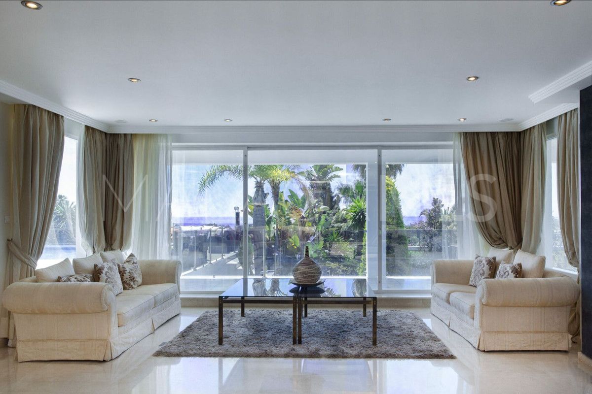 Villa for sale in Elviria