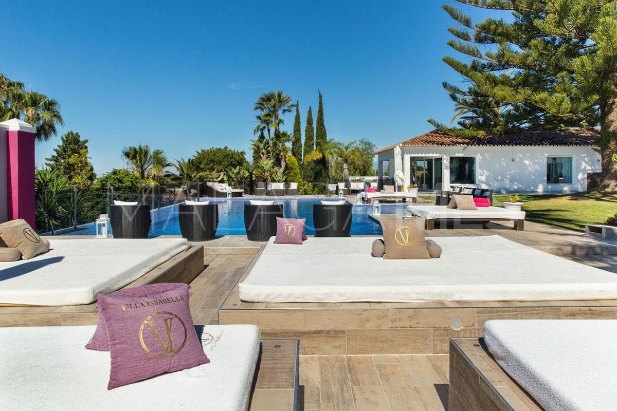 Villa for sale in Elviria