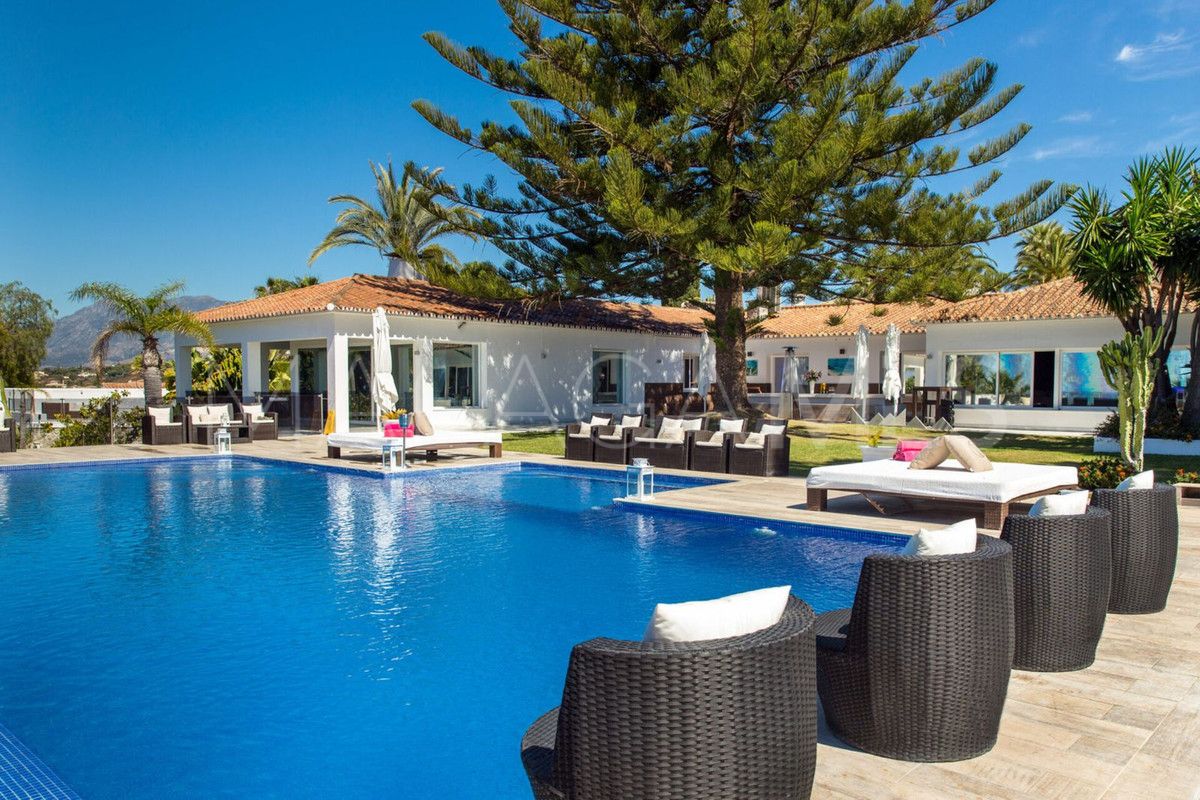 Villa for sale in Elviria