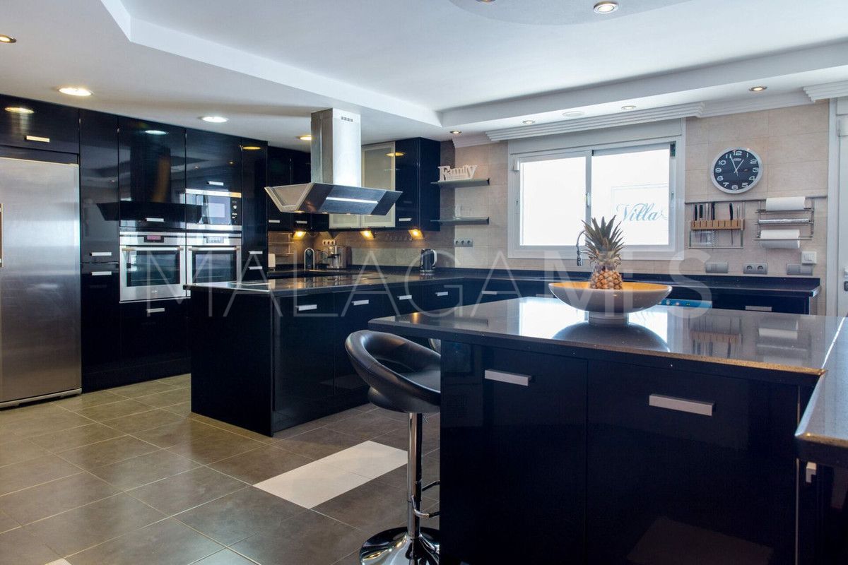 Villa for sale in Elviria