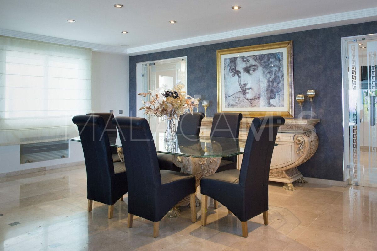 Villa for sale in Elviria