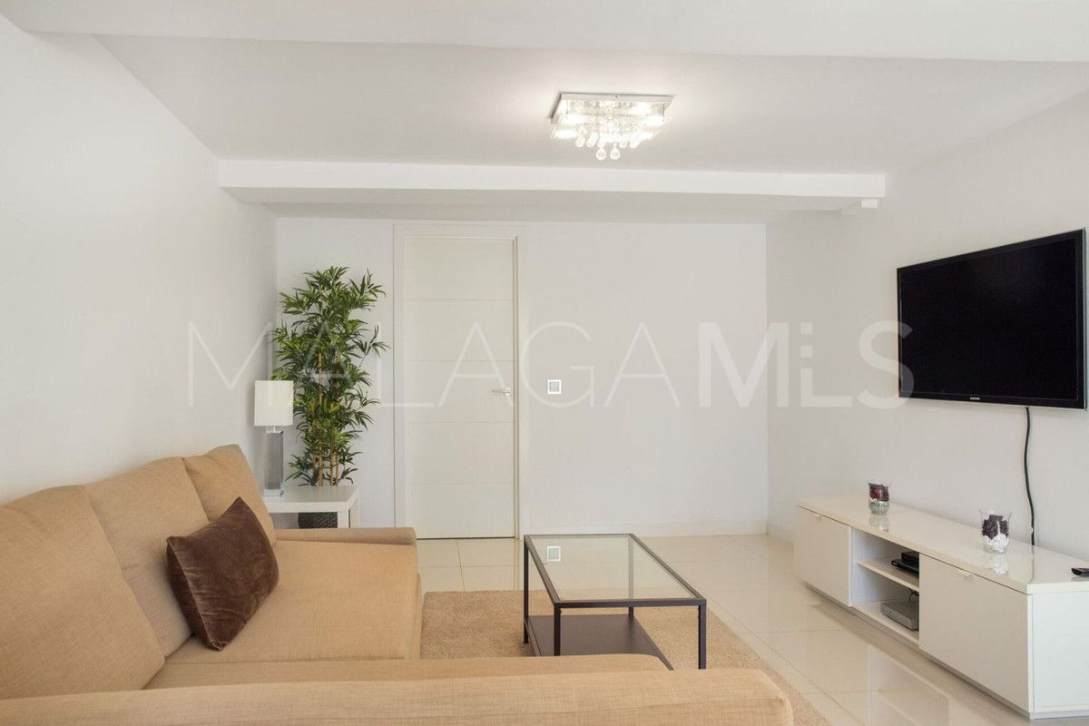 Villa for sale in Elviria