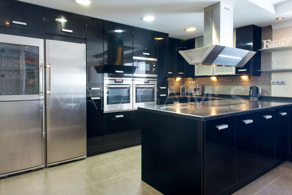 Villa for sale in Elviria