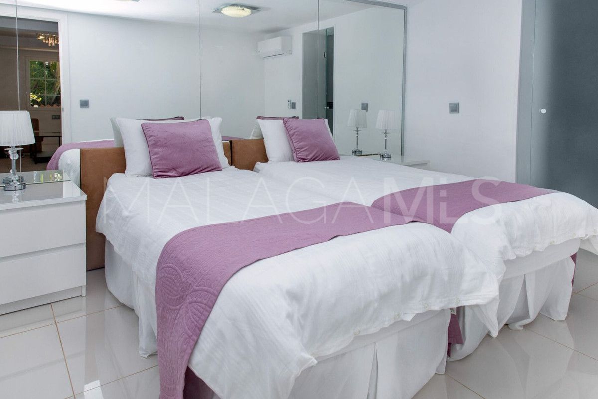 Villa for sale in Elviria