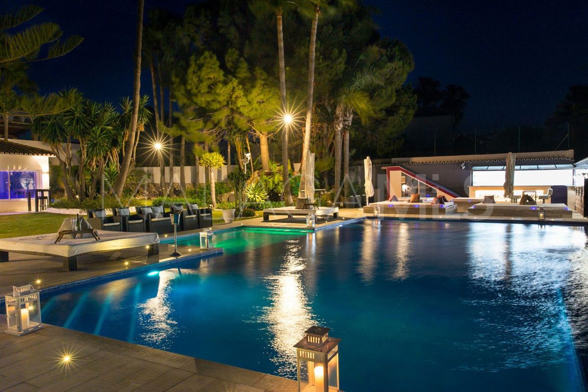 Villa for sale in Elviria