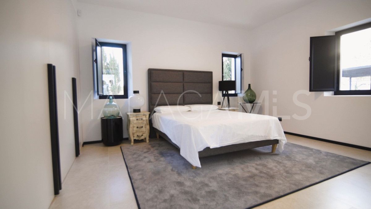 Villa for sale in Estepona