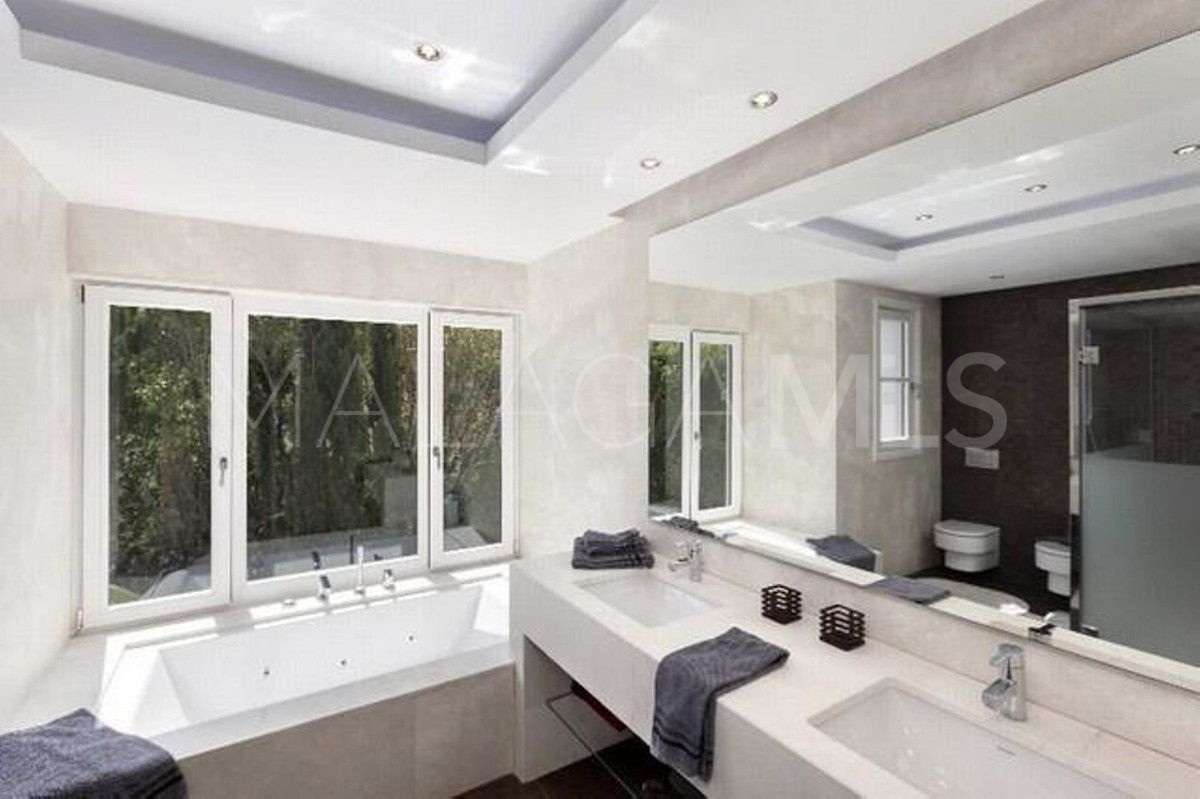 Villa for sale in Guadalmina Baja