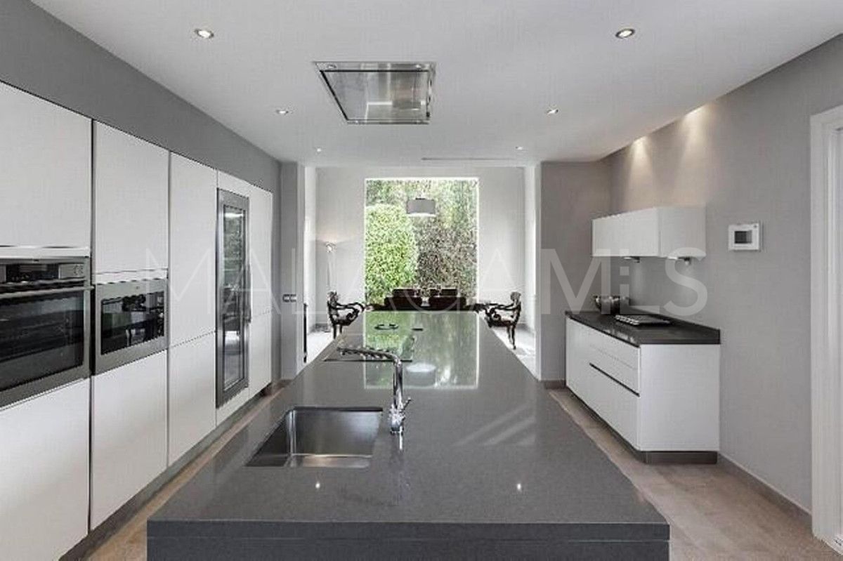 Villa for sale in Guadalmina Baja