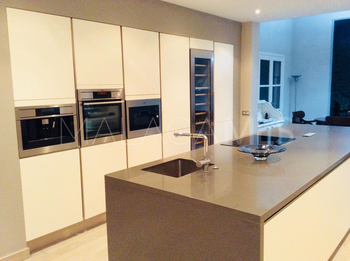 Villa for sale in Guadalmina Baja