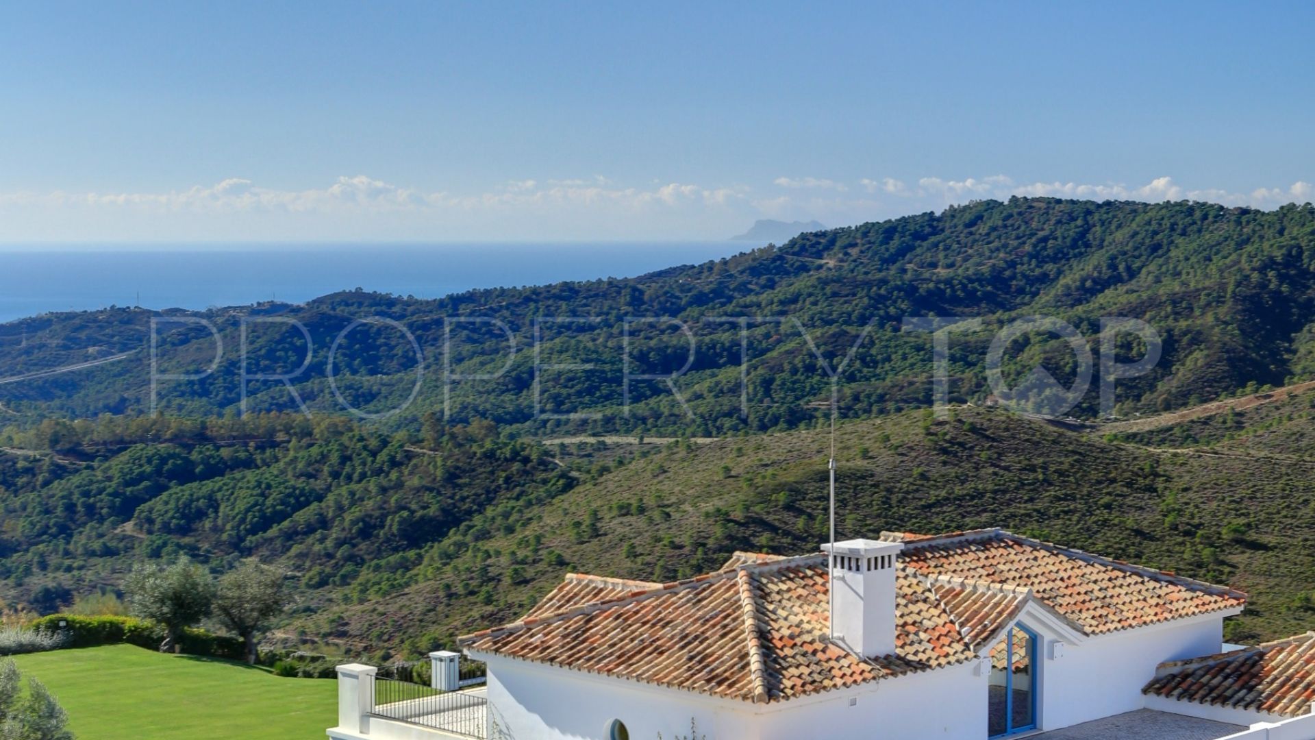 Buy Monte Mayor villa with 5 bedrooms