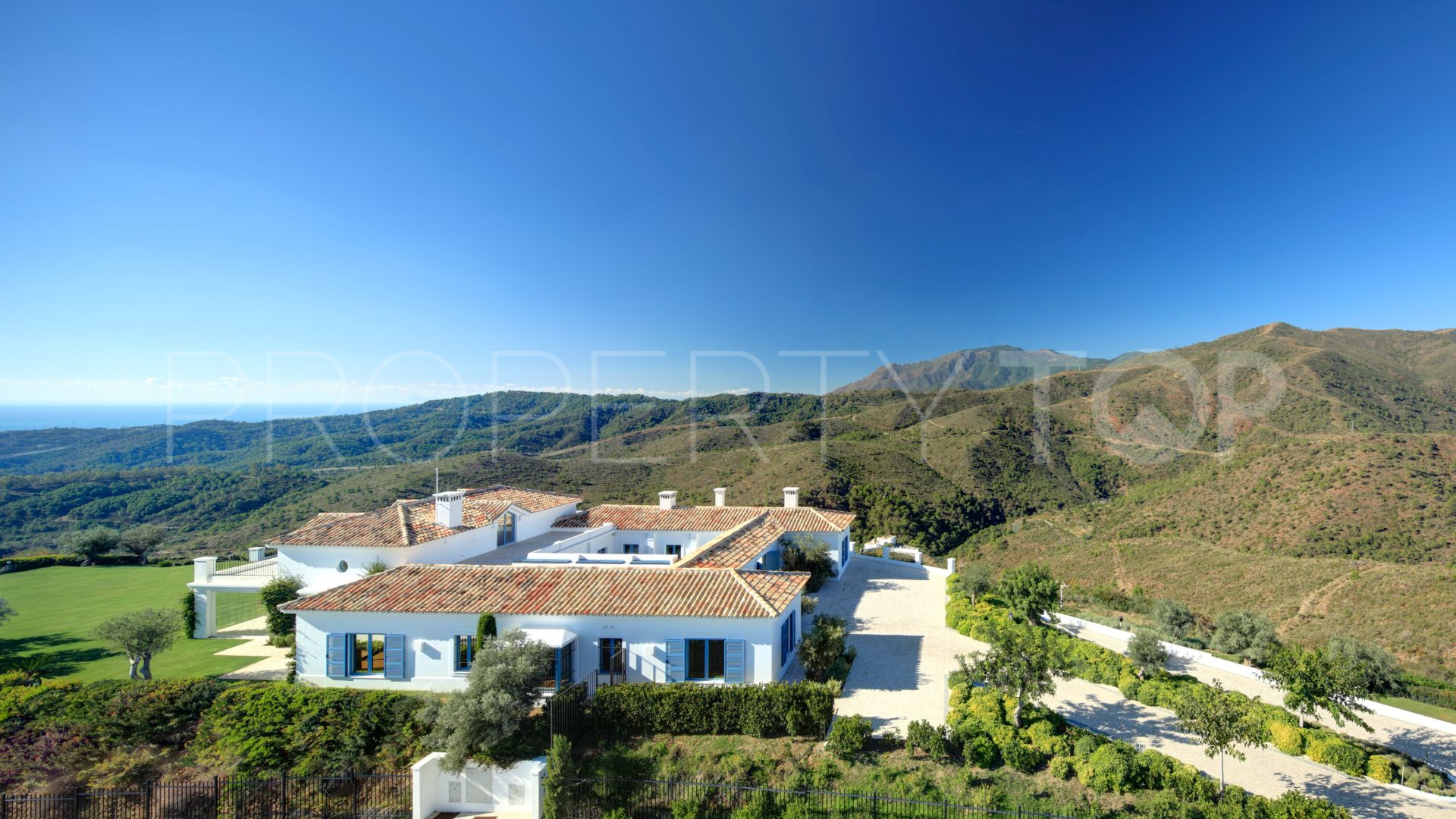 Buy Monte Mayor villa with 5 bedrooms