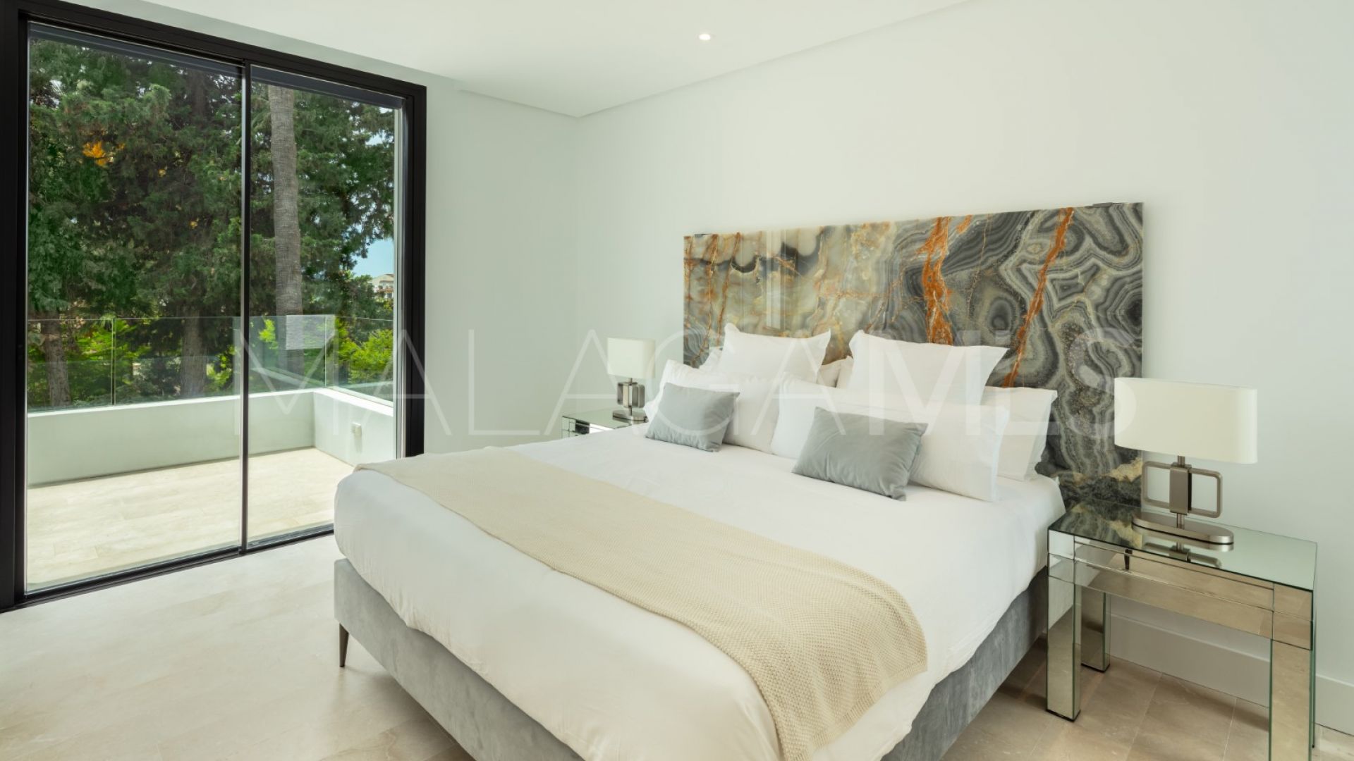For sale 5 bedrooms villa in Marbella Golden Mile