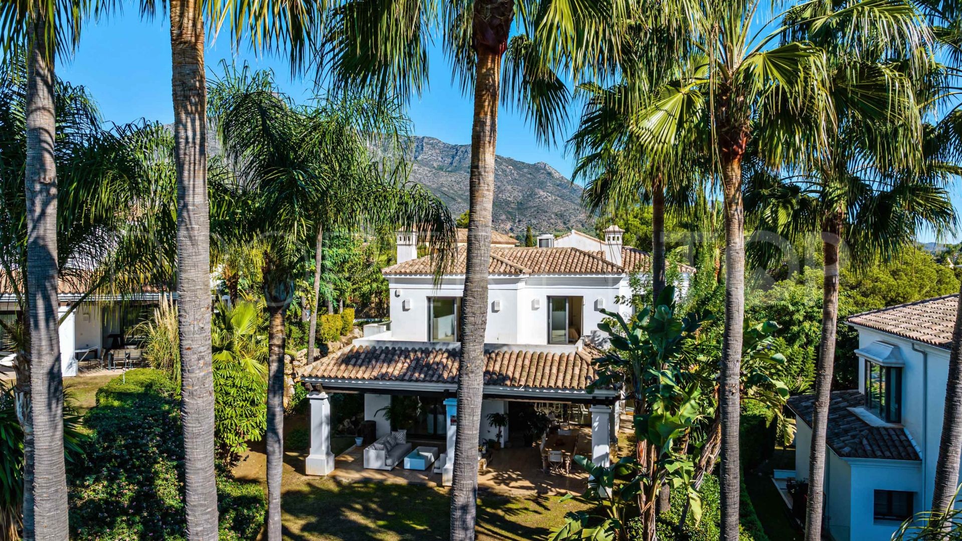 For sale villa with 5 bedrooms in Lomas de Magna Marbella