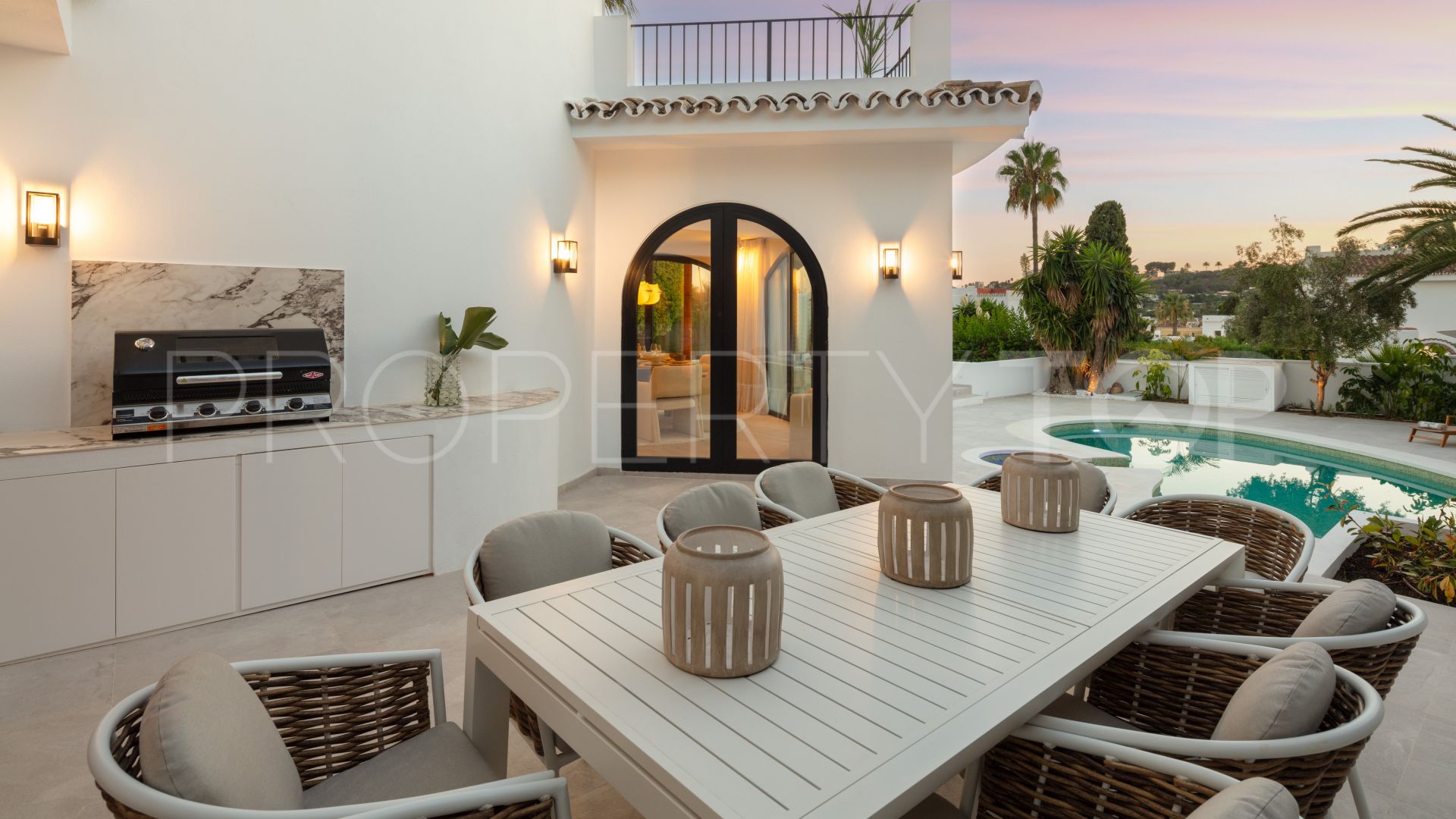 Comprar villa de 5 dormitorios en Nueva Andalucia