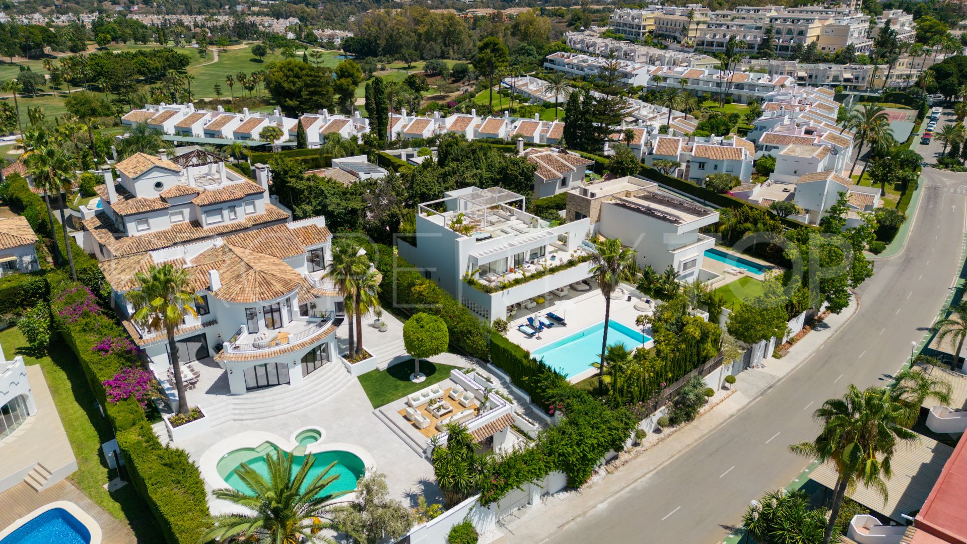 Comprar villa de 5 dormitorios en Nueva Andalucia