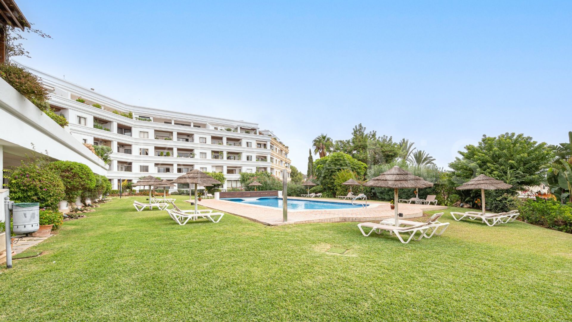 For sale ground floor apartment with 3 bedrooms in Nueva Andalucia