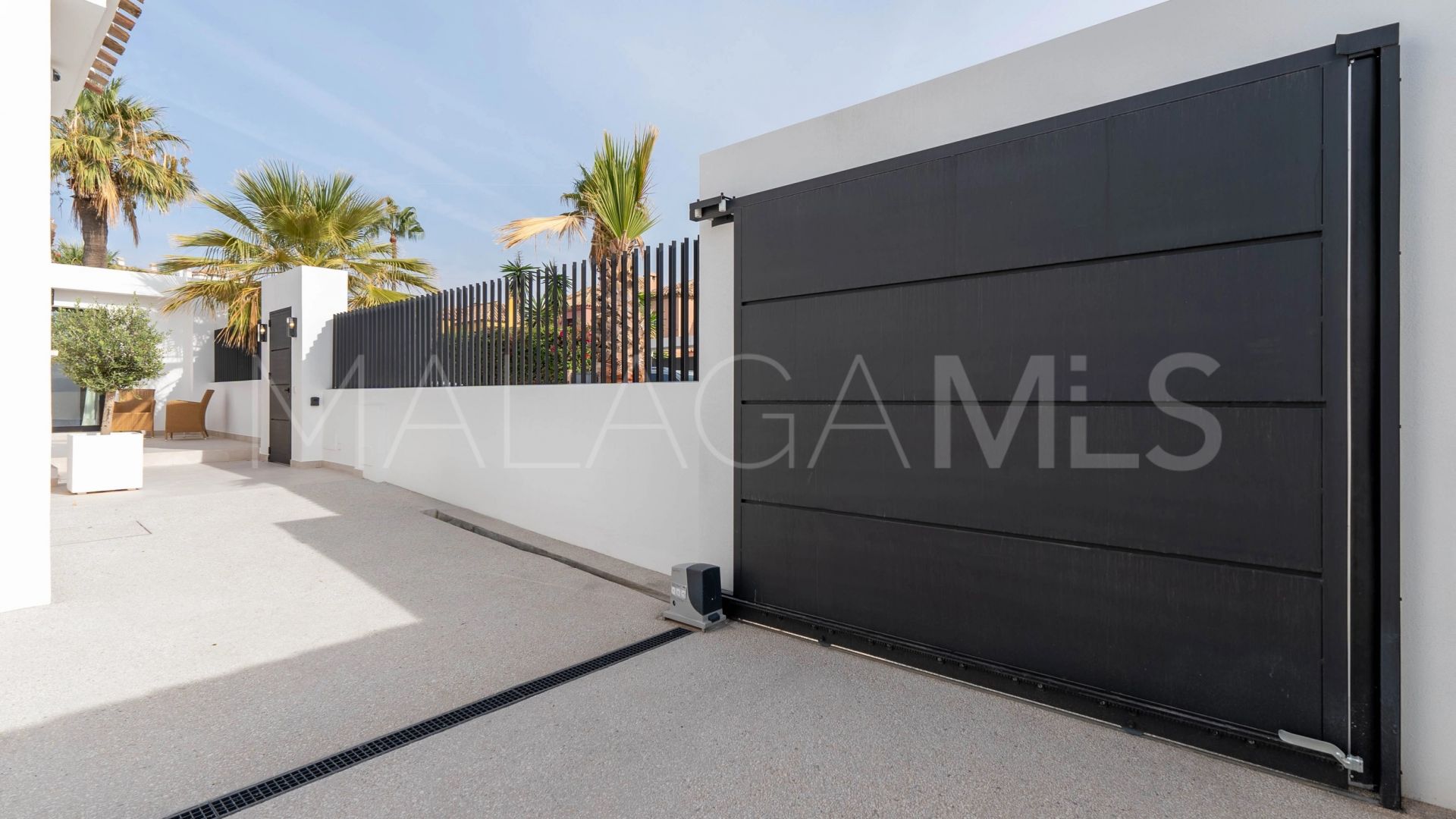 Villa a la venta in Las Chapas with 5 bedrooms