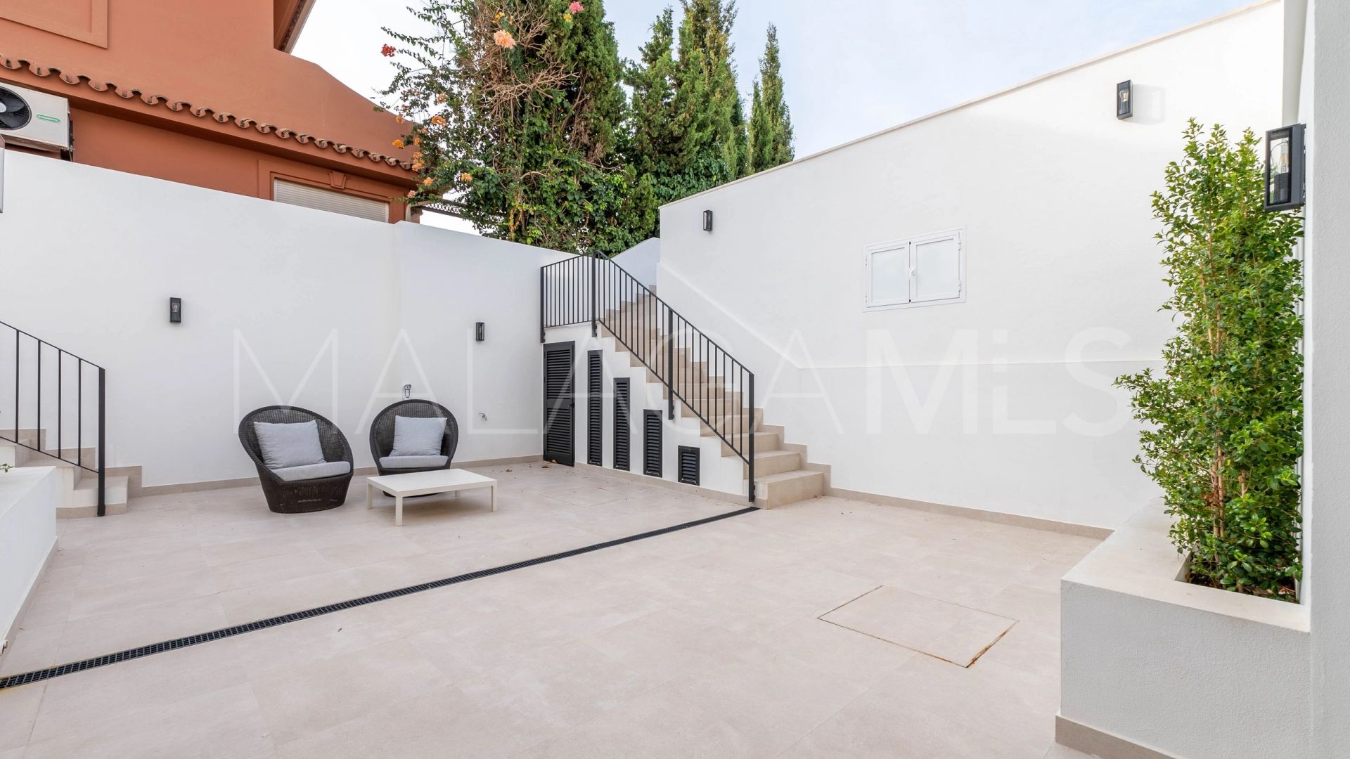 Villa a la venta in Las Chapas with 5 bedrooms