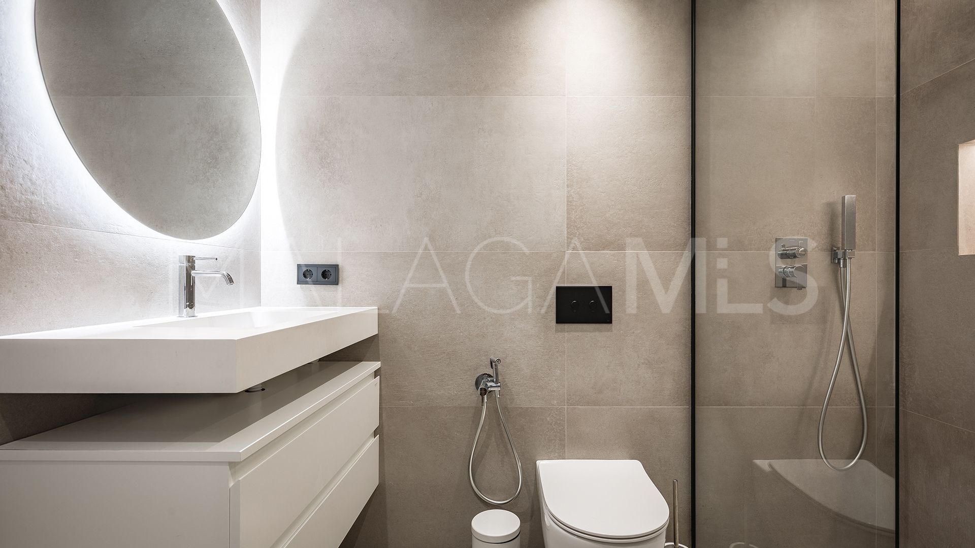 Se vende apartamento planta baja in Benahavis