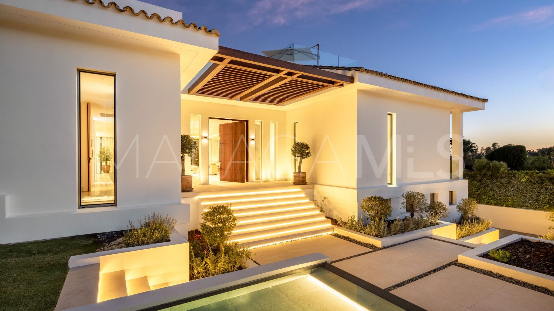 Villa for sale in Nueva Andalucia