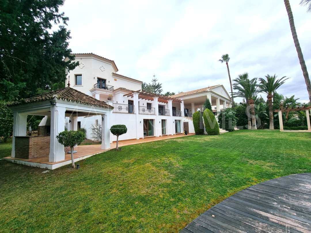 Buy villa with 6 bedrooms in Nueva Andalucia