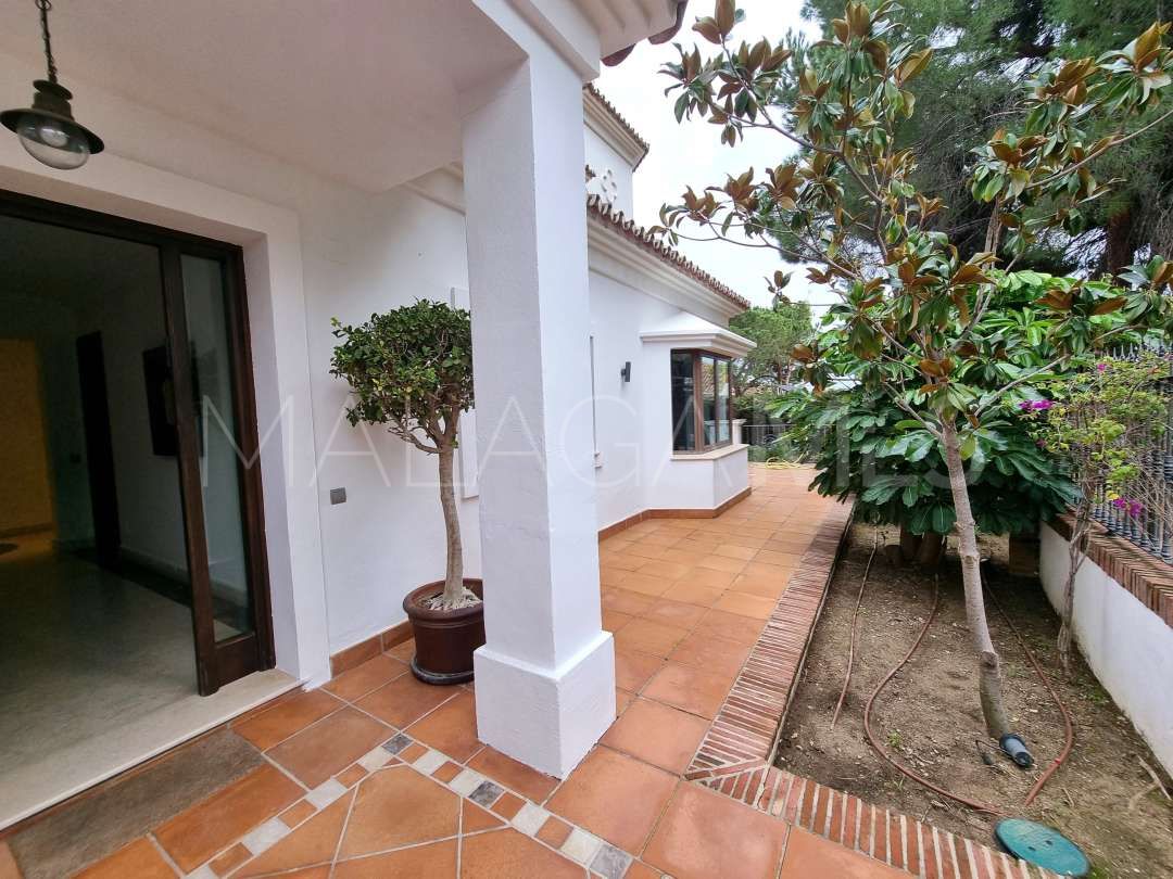 Buy villa with 6 bedrooms in Nueva Andalucia