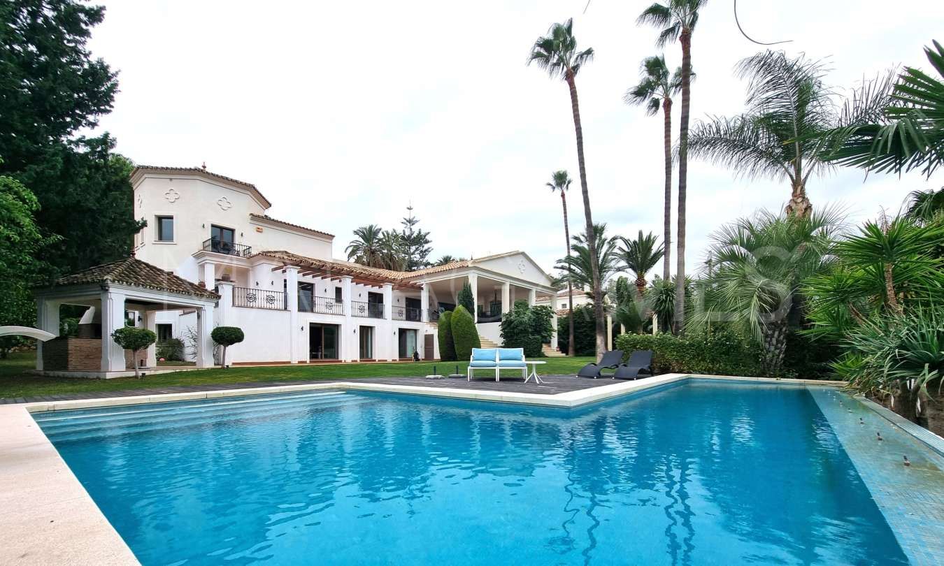 Buy villa with 6 bedrooms in Nueva Andalucia