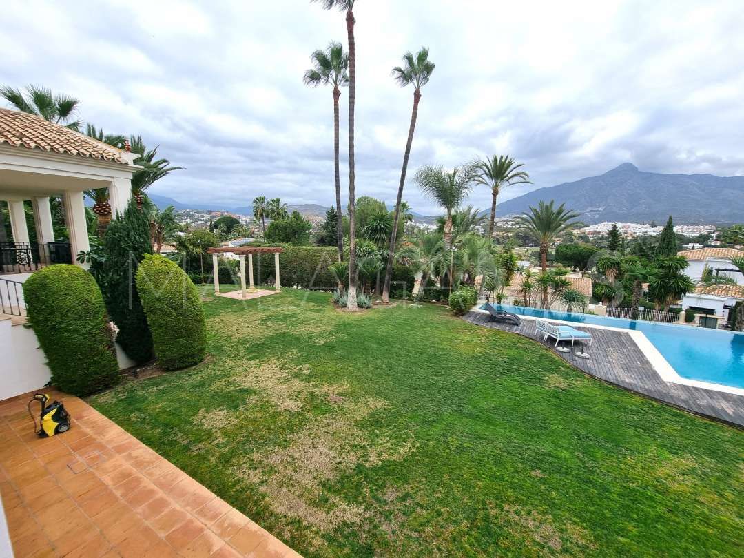 Buy villa with 6 bedrooms in Nueva Andalucia