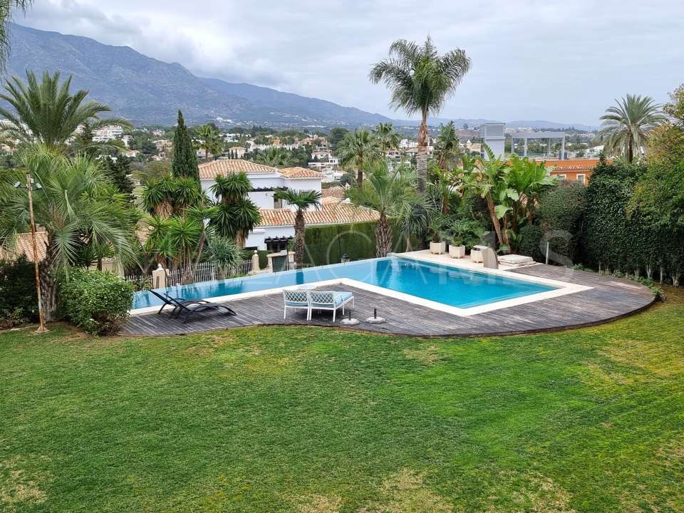 Buy villa with 6 bedrooms in Nueva Andalucia