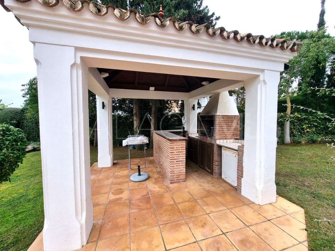 Buy villa with 6 bedrooms in Nueva Andalucia